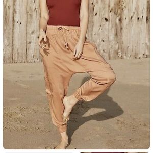 NWT $98 FREE PEOPLE RISE TO THE SUN SOLID HAREM PANTS SIZE SMALL